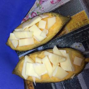 上面放上马苏里拉芝士，并涂点鸡蛋液