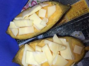 上面放上马苏里拉芝士，并涂点鸡蛋液