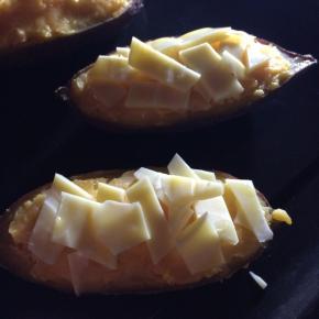 放进烤箱里，用180度的温度烤10分钟左右即可