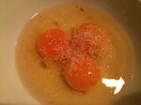 把鸡蛋打进碗里，加入适量的盐和鸡精，打发一下