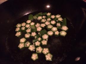 用热水焯一分钟后取出备用