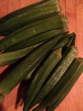 把秋葵用清水冲洗干净