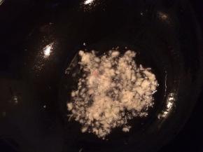 起油锅，倒入蒜泥爆香