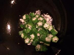 加入焯过的秋葵