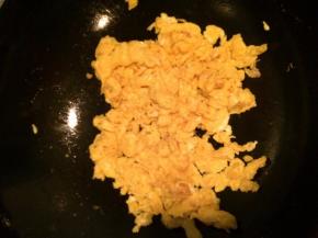 再另起油锅，加入鸡蛋炒