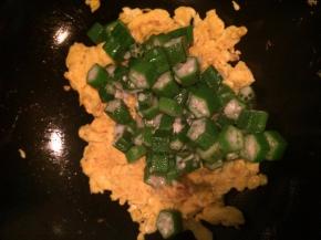 加入前面炒好的秋葵