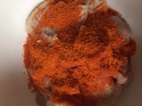 再加入适量的澳尔良鸡翅粉