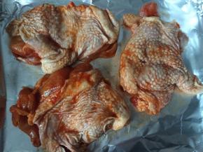 这个时候正好用来烤鸡肉，在烤盘上垫上锡纸，摆上腌好的腿，用220度烤15分钟左右