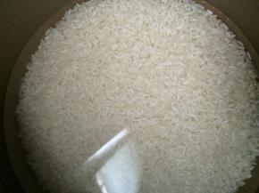 第二天晚上把大米洗干净，放进电饭煲里煮饭