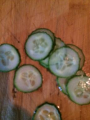 然后把黄瓜切片