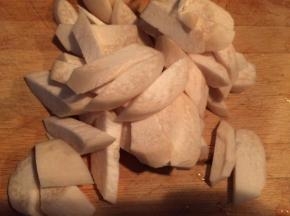 把杏鲍菇切成连刀块