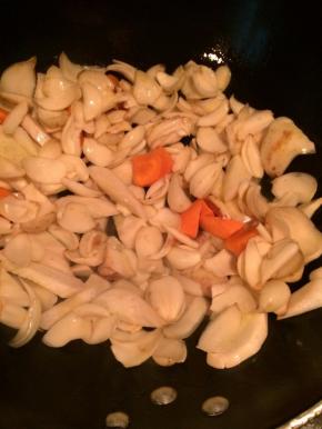 炒的有三分熟后再入百合