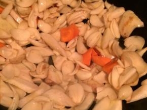 炒的有三分熟后再入百合