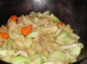 翻炒一下即可起锅，如果不够咸，加适量的盐