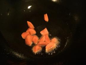 起油锅，先入胡萝卜翻炒