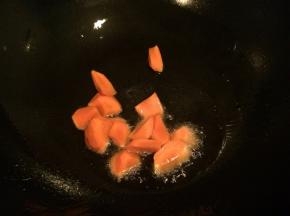 起油锅，先入胡萝卜翻炒