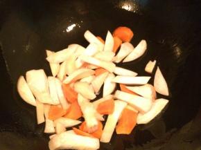 再加入杏鲍菇翻炒