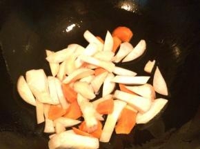 再加入杏鲍菇翻炒