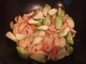 再加入丝瓜翻炒一下