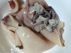 然后加入料酒腌一个小时后再冲洗干净