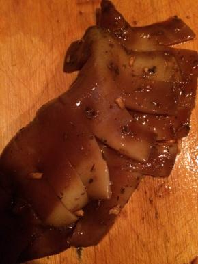 取出腌好的鱿鱼划上几道口子