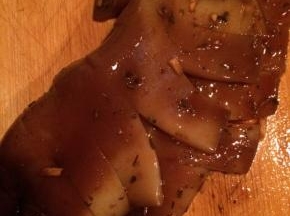 取出腌好的鱿鱼划上几道口子