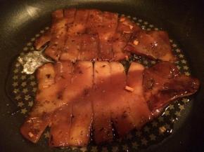 起油锅，加入鱿鱼