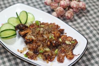 再煎一分钟，撒上香葱，即可起锅