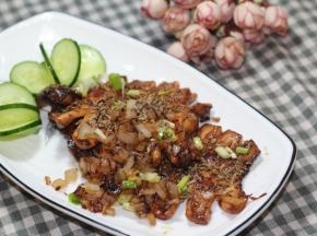 再煎一分钟，撒上香葱，即可起锅