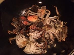 然后倒入蟹