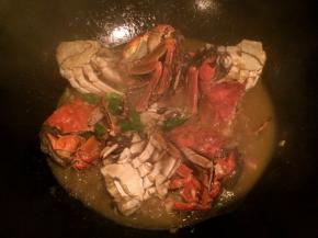 煮沸后转小火再煮五分钟，如果不够咸的话，加点盐，加入葱即可起锅啦