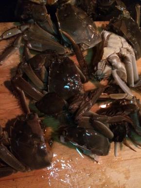 把蟹洗干净分，一切为二