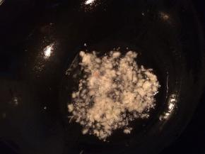 起油锅，倒入生姜、蒜泥爆香