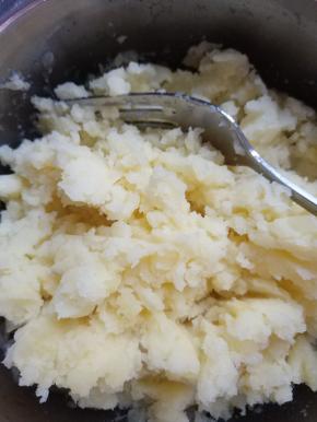 土豆去皮切片蒸熟压成泥