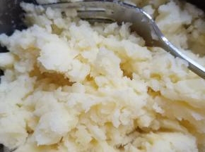 土豆去皮切片蒸熟压成泥