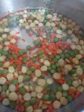 胡萝卜切丁跟豌豆玉米粒一起焯水
