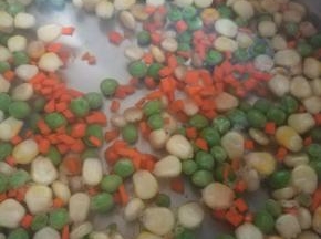 胡萝卜切丁跟豌豆玉米粒一起焯水