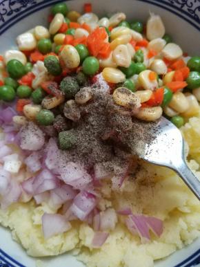 所有食材加入牛奶盐黑胡椒粉油搅拌均匀