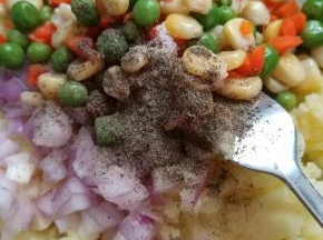 所有食材加入牛奶盐黑胡椒粉油搅拌均匀