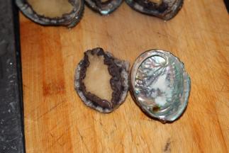 将鲍鱼肉取出来清洗干净，用刀在鲍鱼肉上切上花刀