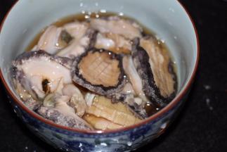 把所有的肉全部放进碗里，加入适量的料酒腌上