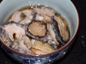 把所有的肉全部放进碗里，加入适量的料酒腌上