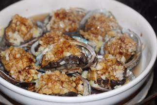 浇上适量的生抽