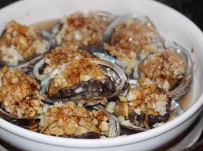 浇上适量的生抽