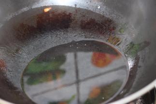 另起油锅，准备好热油