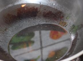 另起油锅，准备好热油