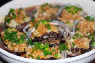 倒在鲍鱼上即可食用了。