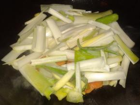 然后倒入大葱节