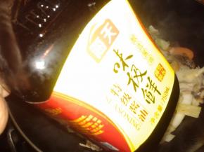 加入适量的生抽调味