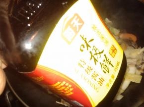 加入适量的生抽调味